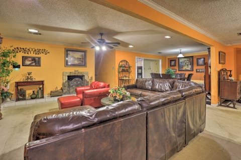 9 Mi to AT&T Stadium: Pet-Friendly Escape w/ Deck! House in Arlington