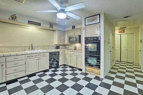 9 Mi to AT&T Stadium: Pet-Friendly Escape w/ Deck! House in Arlington