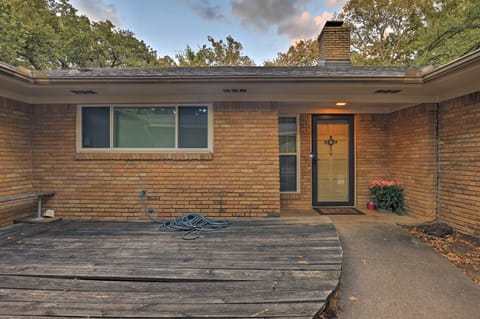 9 Mi to AT&T Stadium: Pet-Friendly Escape w/ Deck! House in Arlington