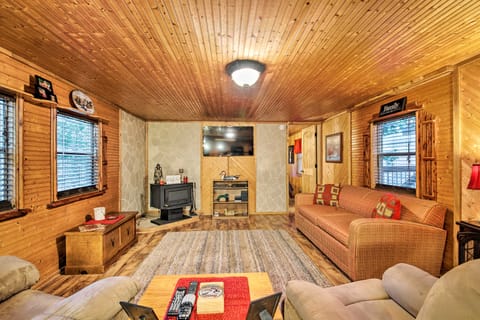 Hot Tub + Fire Pit: Hochatown Family Home House in Oklahoma