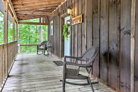 Hike & Zip-Line: Red River Gorge Cabin w/ Hot Tub! House in Kentucky