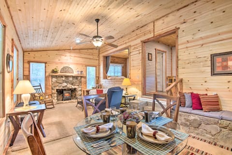 Updated Cabin w/ Porch, Mins to Cossatot River House in Arkansas