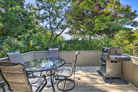 House w/ Balcony ~ 5 Mi to Cranmore Resort! House in Glen