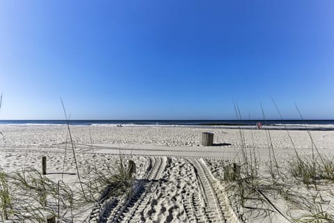 Steps to Shore! PCB Resort Condo w/ Balcony Apartment in Sunnyside