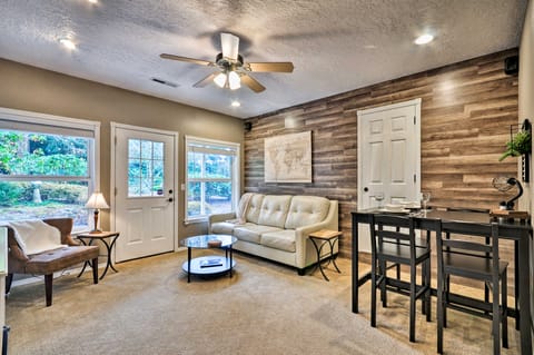 Cute & Cozy PDX Area Townhouse: 31 Mi to Mt. Hood! Apartment in Clackamas County