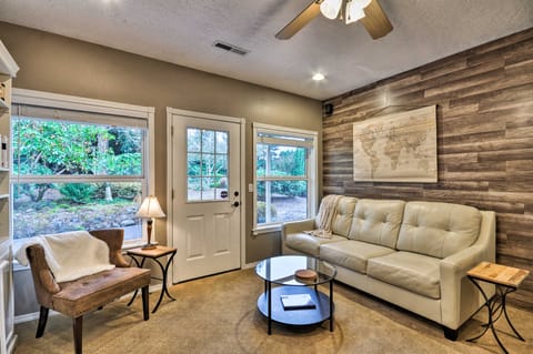 Cute & Cozy PDX Area Townhouse: 31 Mi to Mt. Hood! Apartment in Clackamas County