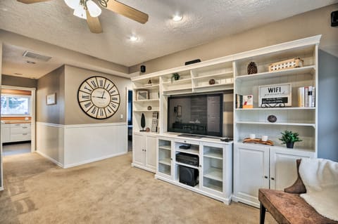 Cute & Cozy PDX Area Townhouse: 31 Mi to Mt. Hood! Apartment in Clackamas County