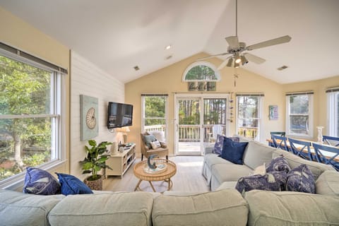 Coastal Home w/ Community Pool < 2 Miles to Beach! Apartment in Corolla