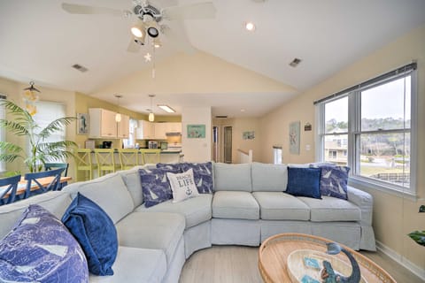 Coastal Home w/ Community Pool < 2 Miles to Beach! Apartment in Corolla