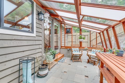 Cozy Hideaway w/ Grill, 17 Mi to Asheville House in Black Mountain