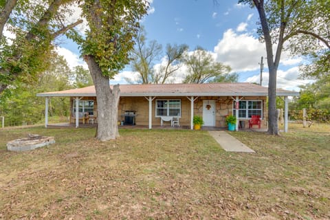 ‘Cobblestone Cottage' - 10 Mi to Pomme de Terre! House in Ozark Mountains