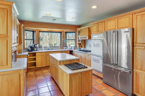 Deck & Game Room: Family Wilmington Retreat House in Wilmington