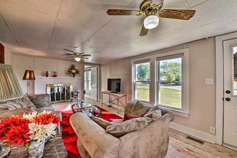 Porch, Fire Pit & Grill: Blue Ridge Mtn Cottage! House in Caldwell