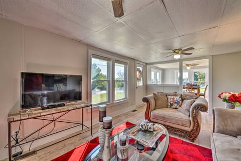 Porch, Fire Pit & Grill: Blue Ridge Mtn Cottage! House in Caldwell