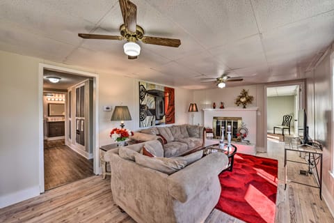 Porch, Fire Pit & Grill: Blue Ridge Mtn Cottage! House in Caldwell