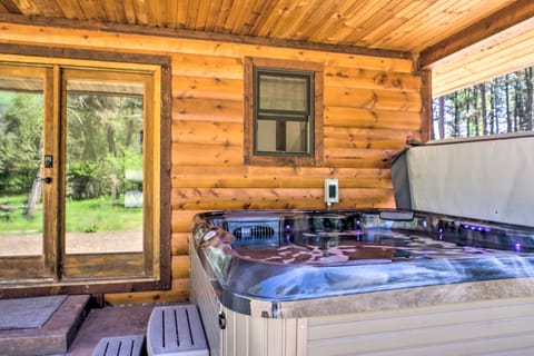 Hot Tub Soaks & Spot Wildlife! Garden Valley Cabin House in Salmon River