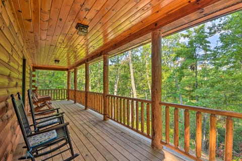 Secluded Cabin w/ Deck 13 Miles to Downtown Murphy House in Tennessee