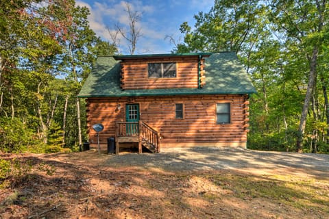 Secluded Cabin w/ Deck 13 Miles to Downtown Murphy House in Tennessee