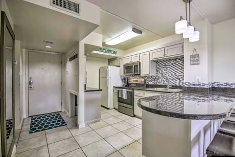 Steps to Beach: Beach Haven w/ Shared Amenities Apartment in South Padre Island