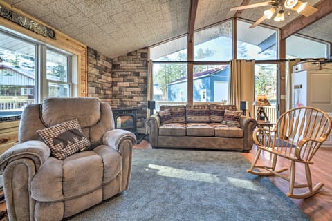 2 Mi to Oak Mountain Skiing! 4-Season Cottage Cottage in Capital District, NY, USA