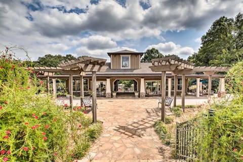 Lake Allatoona Area Studio w/ Pool and Views! Apartment in Cartersville