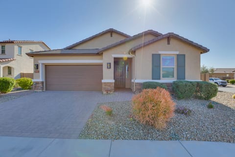 3 Mi to Goodyear Ballpark: Desert Den w/ Pool House in Goodyear