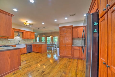 Coffeeville Cabin w/ Deck ~ 7 Mi to Grenada Lk House in Mississippi