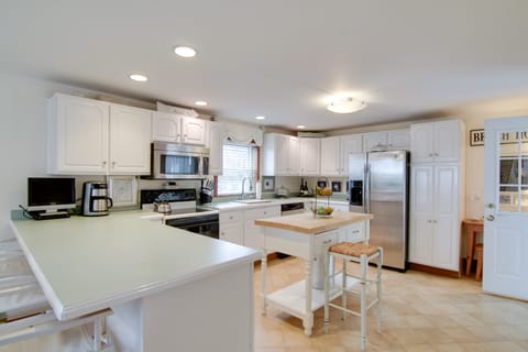 'Chincoteague Charm' Escape w/ Bikes & Yard Games! House in Chincoteague Island