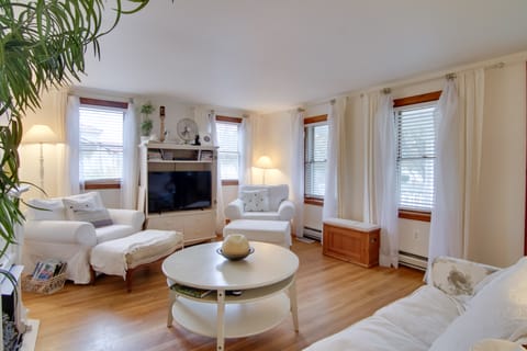 'Chincoteague Charm' Escape w/ Bikes & Yard Games! House in Chincoteague Island