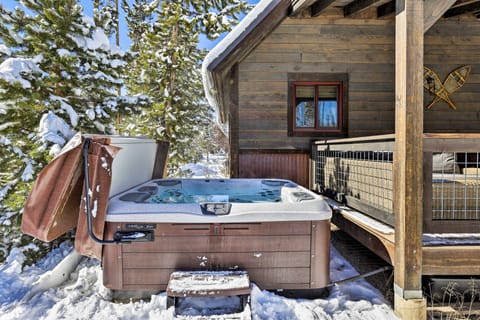 Private Hot Tub & Deck: Idyllic Grand Lake Cabin House in Rocky Mountain National Park