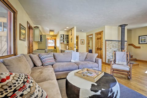 Private Hot Tub & Deck: Idyllic Grand Lake Cabin House in Rocky Mountain National Park