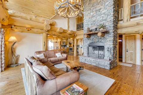 'Burning Sky Lodge': Private Hot Tub & Ski-In/Out House in Angel Fire