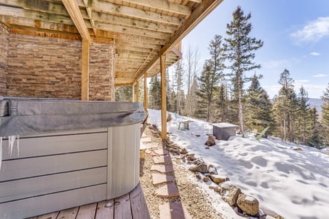 'Burning Sky Lodge': Private Hot Tub & Ski-In/Out House in Angel Fire