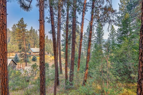 Hillside Hideaway: Warm & Cozy Terrace Lakes Cabin House in Valley County