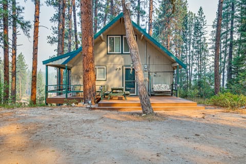 Hillside Hideaway: Warm & Cozy Terrace Lakes Cabin House in Valley County