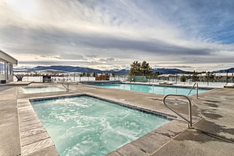 Eat, Sleep, Ski! Rustic Mtn Condo: WiFi,TV, HotTub Apartment in Fraser