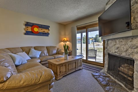 Eat, Sleep, Ski! Rustic Mtn Condo: WiFi,TV, HotTub Apartment in Fraser