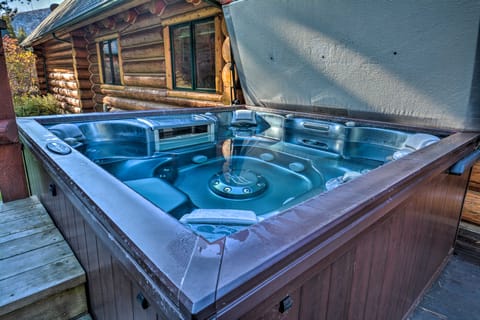 Custom Bitterroot Valley Cabin w/ Hot Tub & Views! House in Salmon River