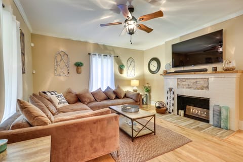 Updated Farmhouse w/ Yard, 10 Mi to Dtwn Atlanta House in College Park