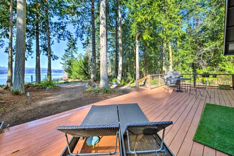 Mid-Century Cabin w/ Deck & Puget Sound Vistas! House in Hansville