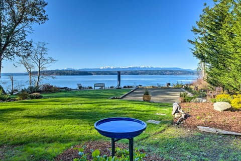 Mid-Century Cabin w/ Deck & Puget Sound Vistas! House in Hansville