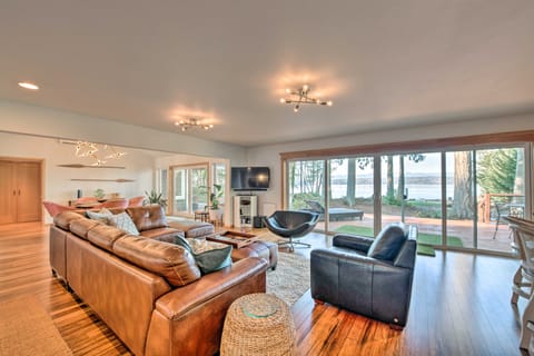 Mid-Century Cabin w/ Deck & Puget Sound Vistas! House in Hansville