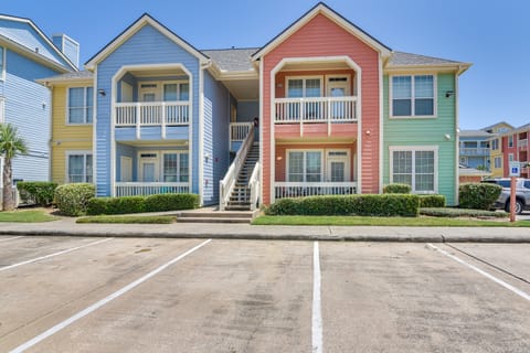 Steps to Beach & Seawall! Galveston Condo w/ Pool Apartment in Galveston Island