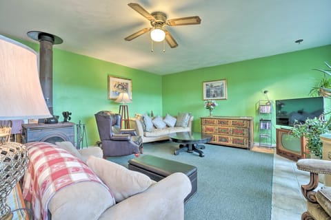 Vintage Farmhouse ~ 2 1/2 Mi to Mount Pleasant Ski House in Lake Erie