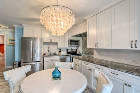 Breezy Murrells Inlet Condo w/ Deck: Walk to Beach Apartment in Garden City