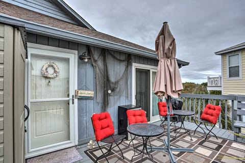 Breezy Murrells Inlet Condo w/ Deck: Walk to Beach Apartment in Garden City