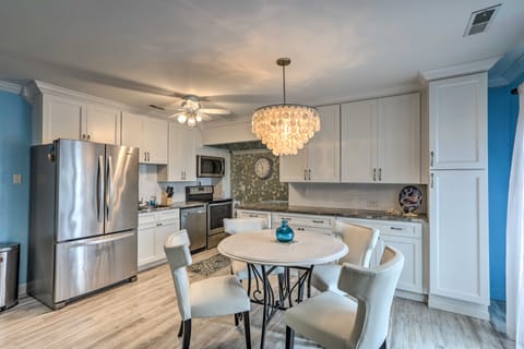 Breezy Murrells Inlet Condo w/ Deck: Walk to Beach Apartment in Garden City