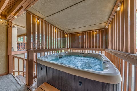 Spacious Ruidoso Retreat w/ Hot Tub & 2 Kitchens! Apartment in Ruidoso