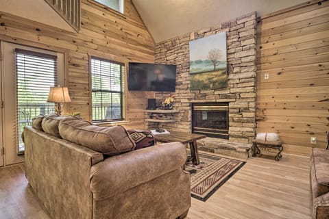 Furnished Deck & Grill: Rustic Pigeon Forge Cabin House in Pigeon Forge