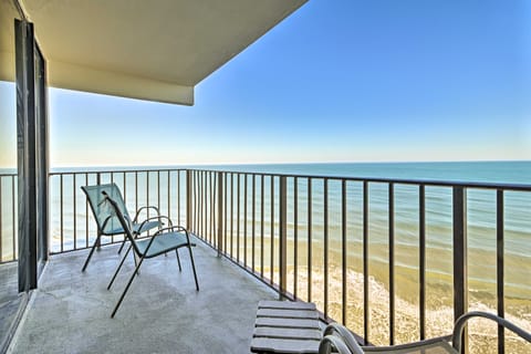 Oceanfront Oasis w/ Deck and Resort Beach Access! Apartment in Garden City